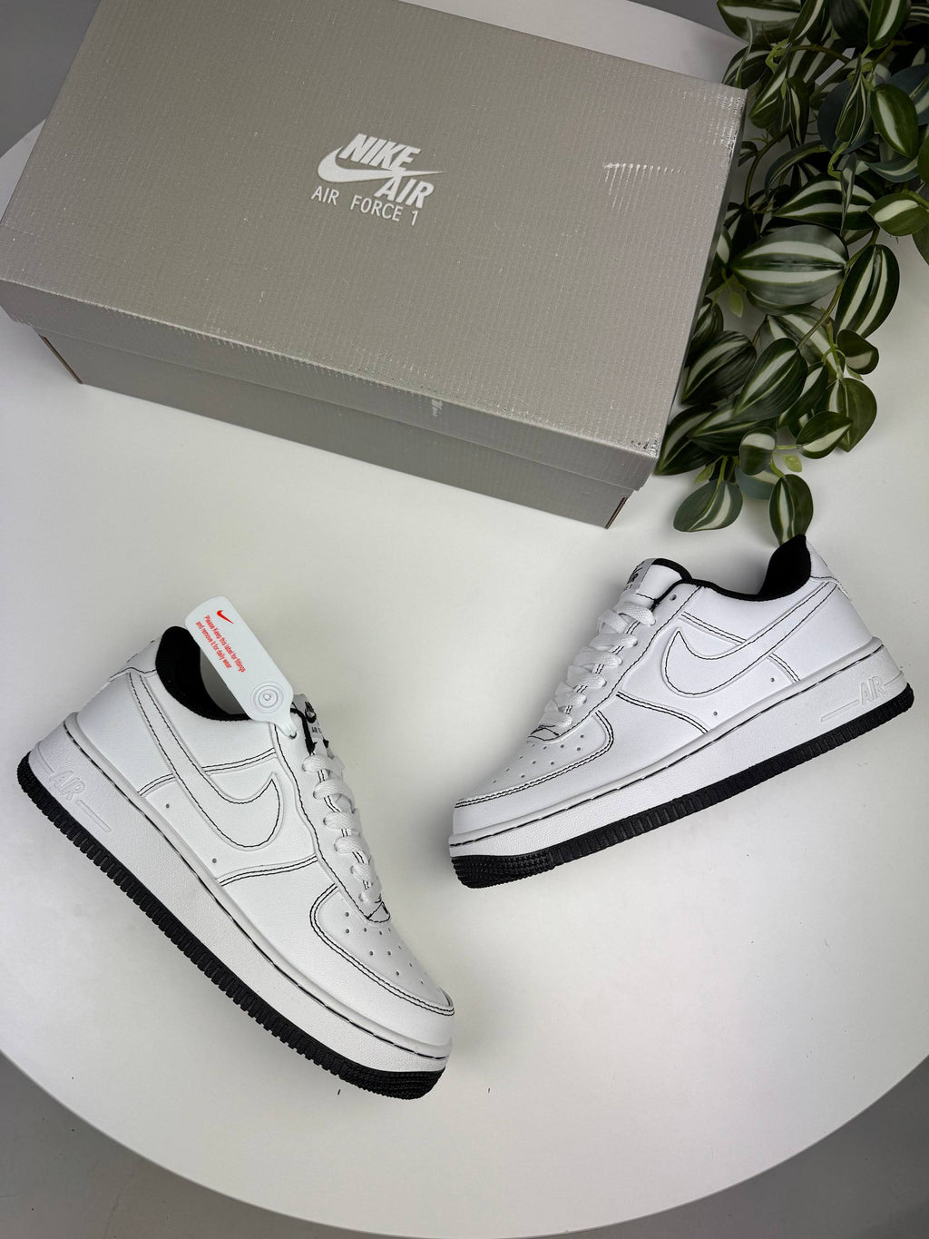 Кросівки Nike Air Force White (чорна строчка)