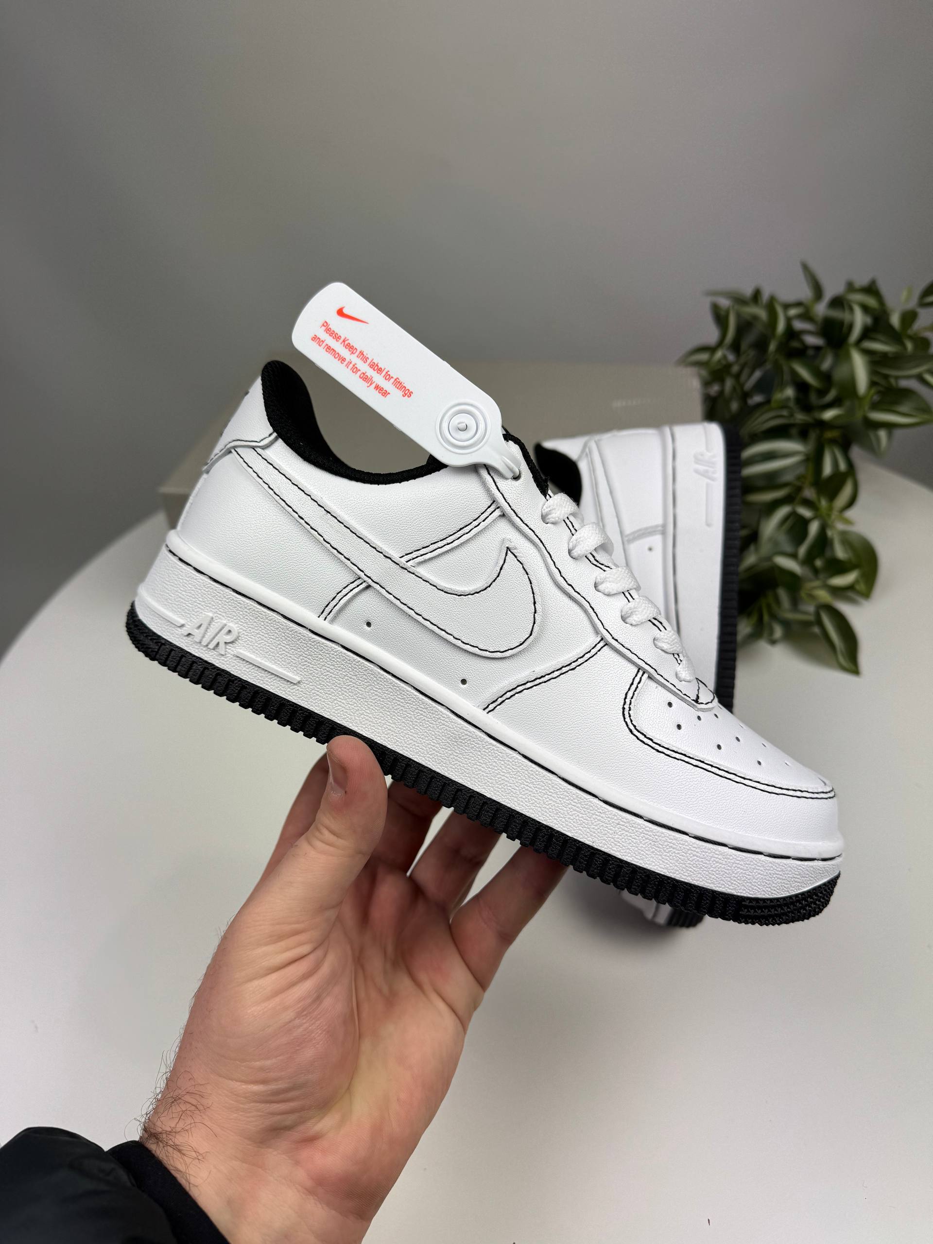 Кросівки Nike Air Force White (чорна строчка)