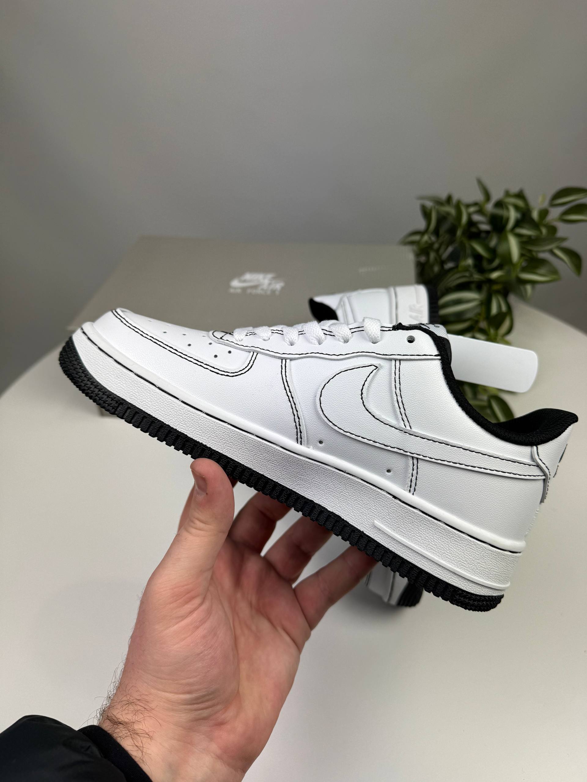 Кросівки Nike Air Force White (чорна строчка)