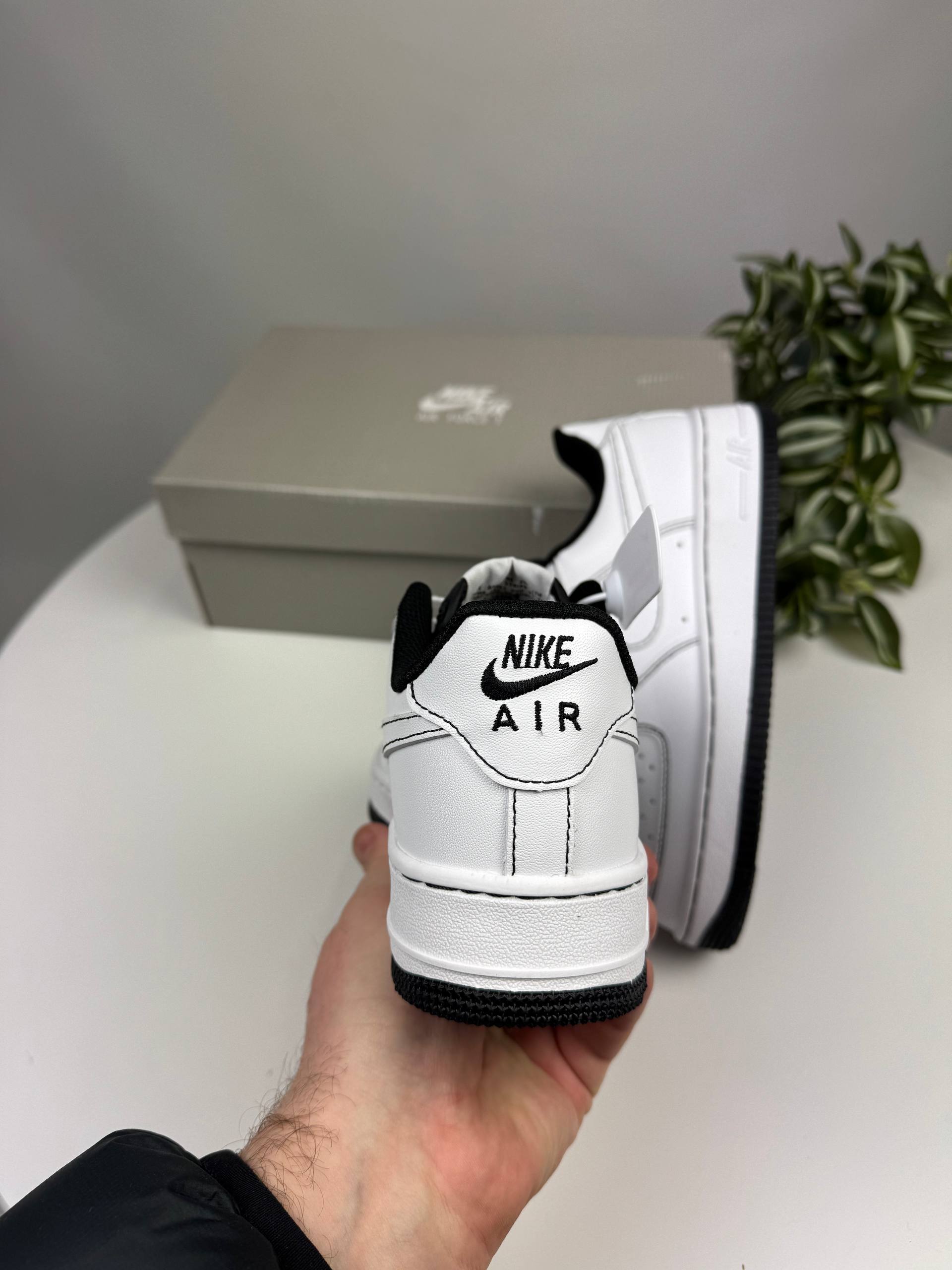 Кросівки Nike Air Force White (чорна строчка)