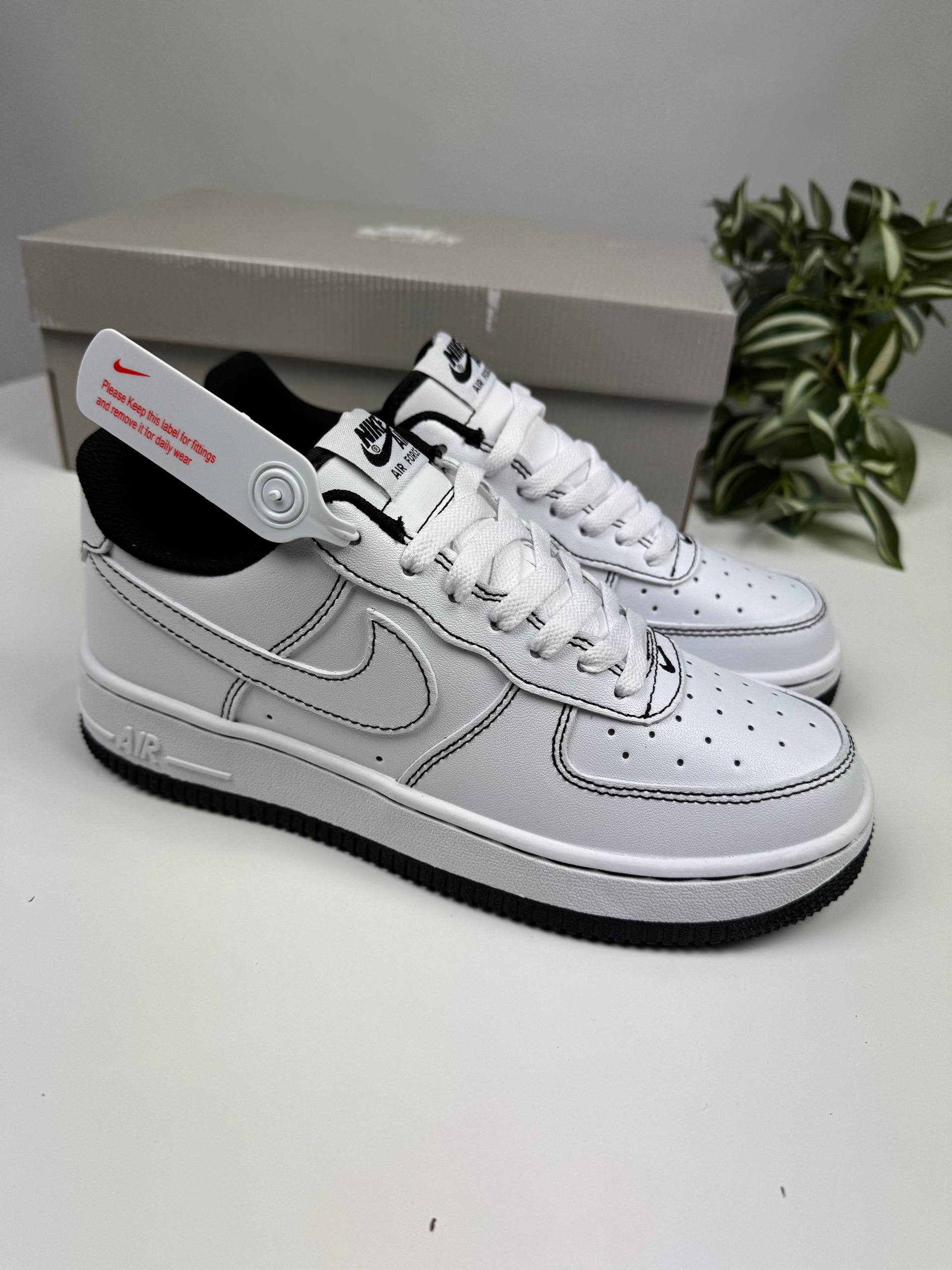 Кросівки Nike Air Force White (чорна строчка)