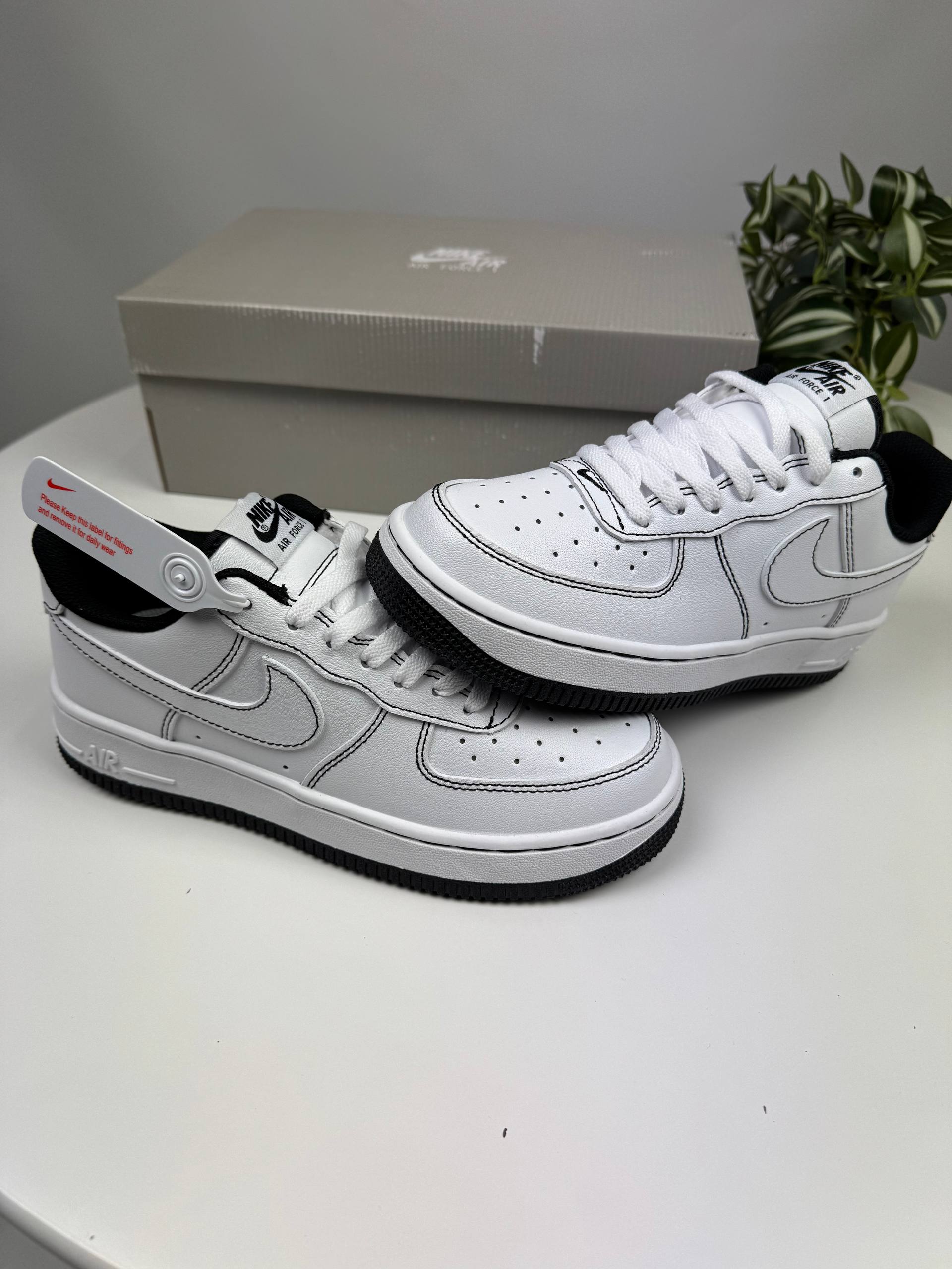 Кросівки Nike Air Force White (чорна строчка)