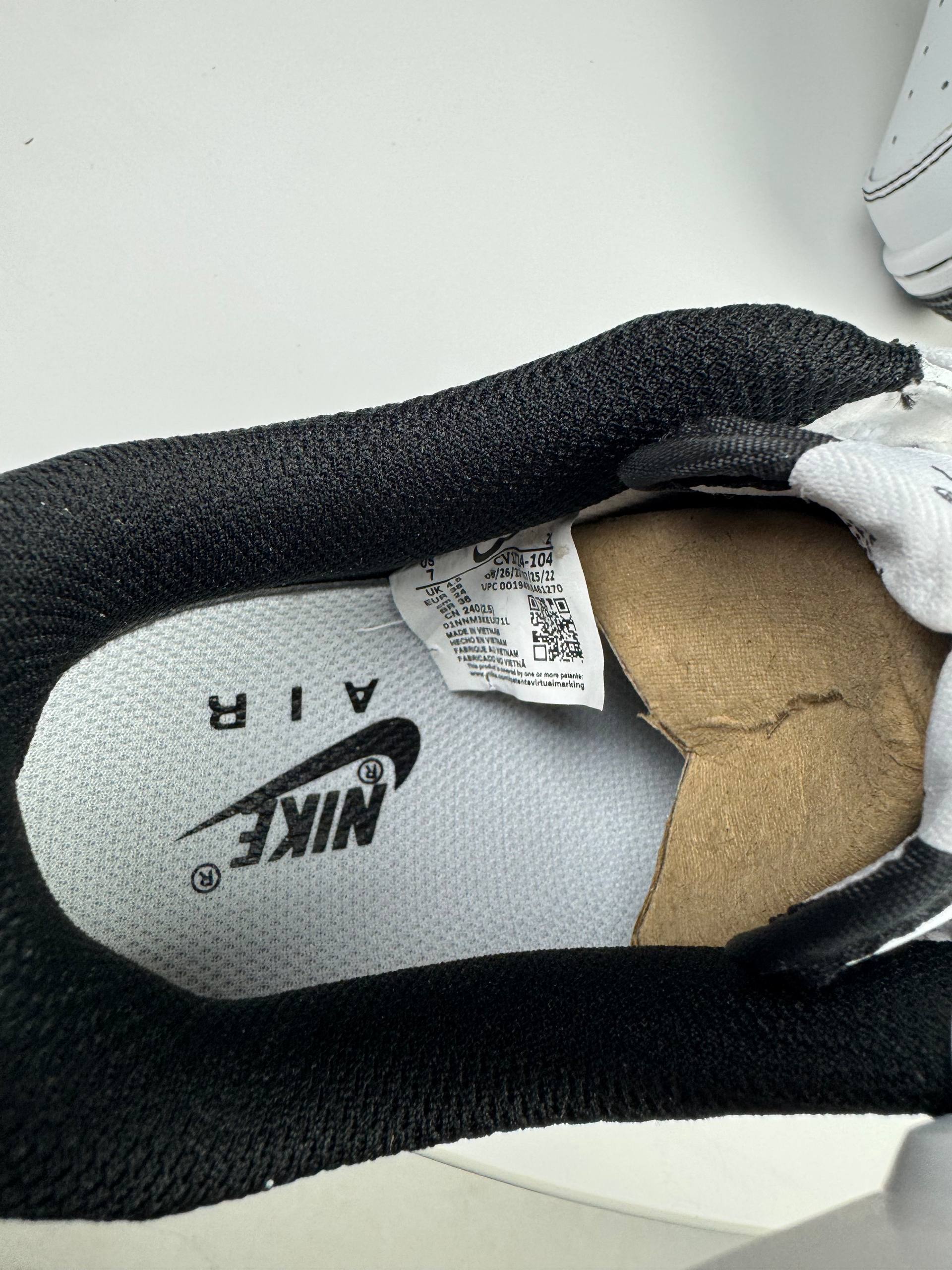 Кросівки Nike Air Force White (чорна строчка)